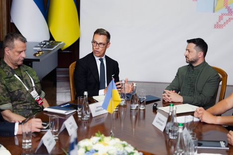 Stubb vieraili Ukrainan itsenäisyyspäivän juhlallisuuksissa Kiovassa 1 Janne Jaakkola, Alexander Stubb ja Volodymyr Zelenskyi neuvottelupöydän ääressä. Kuva: Emmi Syrjäniemi / Tasavallan presidentin kanslia