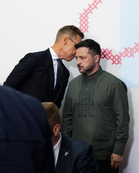 Stubb vieraili Ukrainan itsenäisyyspäivän juhlallisuuksissa Kiovassa 3 Stubb kuiskutteli Zelenskyin korvaan. Kuva: Emmi Syrjäniemi / Tasavallan presidentin kanslia