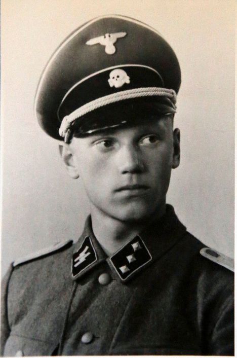 Lauri Törnin konepistooli ja helikopterin osia näytteille Helsingin Hotelli Tornin American Barissa 7