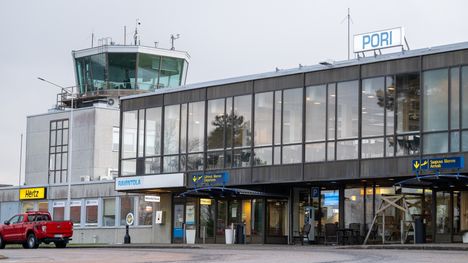 Lentokone kääntyi takaisin Porin lentokentälle varoitusvalon sytyttyä 2 Lentokone kääntyi takaisin Porin lentokentälle varoitusvalon sytyttyä 1