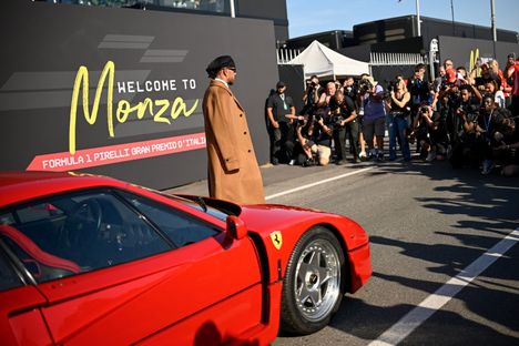 Lewis Hamilton saapui Monzan varikolle uskomallisella Ferrari F40:llä – paljasti auton ainutlaatuisen tarinan 5