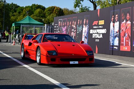 Lewis Hamilton saapui Monzan varikolle uskomallisella Ferrari F40:llä – paljasti auton ainutlaatuisen tarinan 3