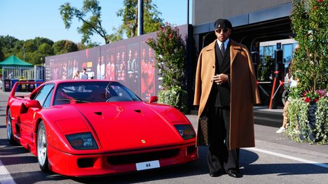 Lewis Hamilton saapui Monzan varikolle uskomallisella Ferrari F40:llä – paljasti auton ainutlaatuisen tarinan 1