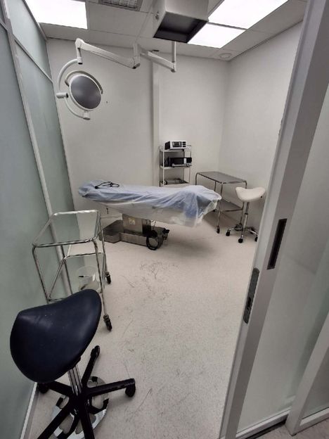 Asiantuntijan mukaan pienempi leikkaussali muistuttaa ennemmin toimenpidehuonetta. Kuva: LVV