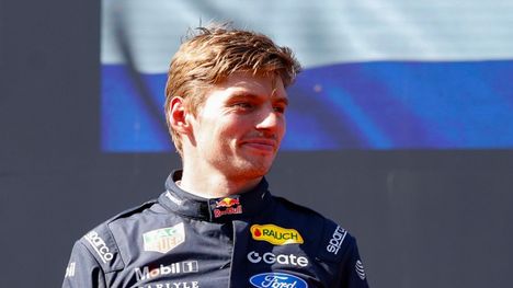 Max Verstappen ohitti 100 kuljettajaa 35 minuutissa Silverstonessa 2 Max Verstappen ohitti 100 kuljettajaa 35 minuutissa Silverstonessa 1