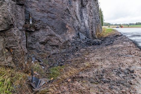 Moottoripyöräilijä kuoli Kouvolassa törmättyään kallioon 2 Moottoripyöräilijä kuoli Kouvolassa törmättyään kallioon 1