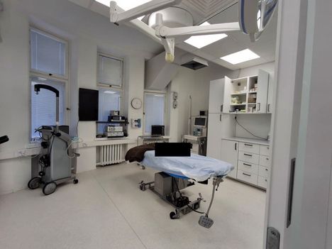 Plastic Surgery Centerin tarkastuksessa otettu kuva klinikan isosta leikkaussali.