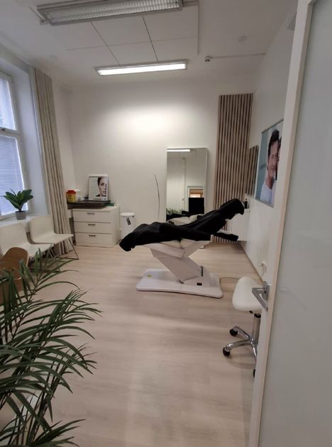 Yksi klinikan toimenpidehuoneista.