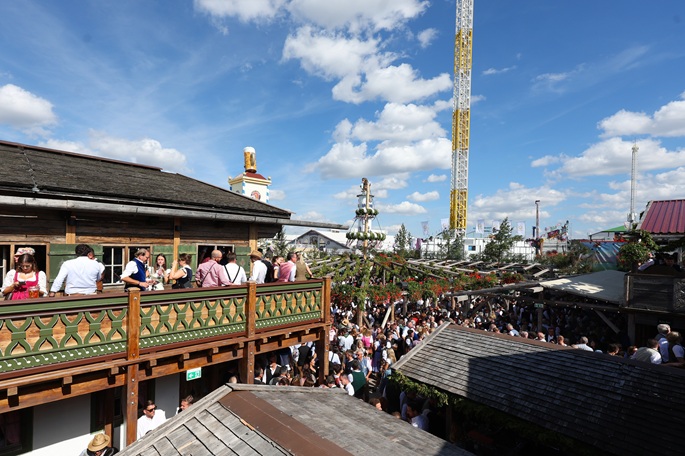 Oktoberfest-vierailijat roikkuivat ylösalaisin viisi minuuttia 2 Oktoberfest-vierailijat roikkuivat ylösalaisin viisi minuuttia 1