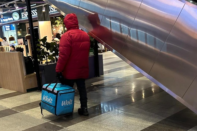 Oikeusasiamiehen kehotetaan tutkimaan Woltin kurierien työsuhteen statusta 2 Oikeusasiamiehen kehotetaan tutkimaan Woltin kurierien työsuhteen statusta 1