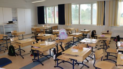 Harjavallan koulussa 13-vuotiaan oppilaan pää jäi jumiin tuoliin – pelastuslaitos irrotti nuoren porakoneella 2 Harjavallan koulussa 13-vuotiaan oppilaan pää jäi jumiin tuoliin – pelastuslaitos irrotti nuoren porakoneella 1