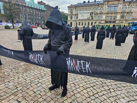 Linnanmäen kauhuhenki valloitti Helsingin keskustan – Pimeyden kätyrit yllättivät ohikulkijat 4 Linnanmäen kauhuhenki valloitti Helsingin keskustan – Pimeyden kätyrit yllättivät ohikulkijat 3