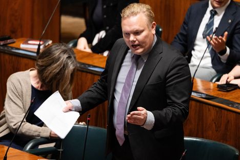 Perussuomalaiset ja keskusta riidessään siitä, kumpi nostaa bensan hintaa päästökaupan vuoksi 2 Perussuomalaiset ja keskusta riidessään siitä, kumpi nostaa bensan hintaa päästökaupan vuoksi 1