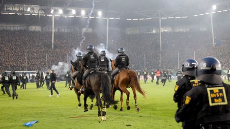 Kaaos Saksan cupissa: poliisi ja ratsuväki rauhoittivat Mannheimin ja Kaiserslauternin välisen ottelun 1