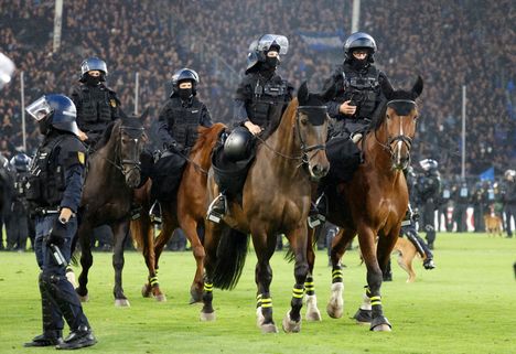 Kaaos Saksan cupissa: poliisi ja ratsuväki rauhoittivat Mannheimin ja Kaiserslauternin välisen ottelun 3