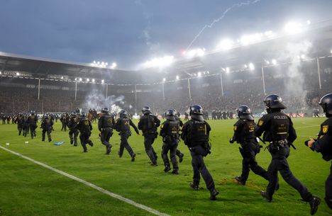 Kaaos Saksan cupissa: poliisi ja ratsuväki rauhoittivat Mannheimin ja Kaiserslauternin välisen ottelun 5