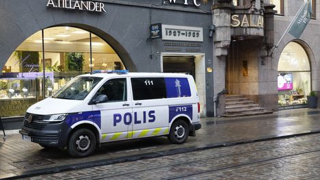 Poliisin operaatio Helsingin keskustassa kohuklinikan yhteydessä 2 Poliisin operaatio Helsingin keskustassa kohuklinikan yhteydessä 1