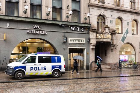 Poliisin operaatio Helsingin keskustassa kohuklinikan yhteydessä 4 Poliisin operaatio Helsingin keskustassa kohuklinikan yhteydessä 3