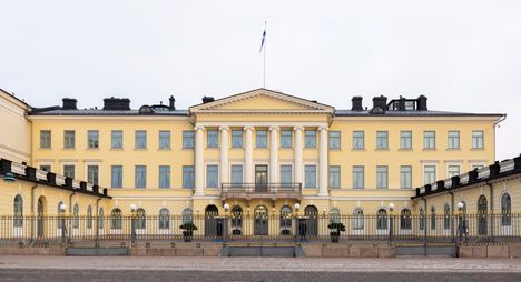 Presidentinlinnaan tunkeuduttiin huutaen pommia ja Kultarannan ikkunoita ammuttiin 4 Presidentinlinnaan tunkeuduttiin huutaen pommia ja Kultarannan ikkunoita ammuttiin 3