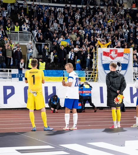 Putin-huudot kuohuttivat, Suomen kapteeni Lukas Hradecky kieltäytyi huudattamasta faneja – pelaa venäläisen oligarkin joukkueessa 4 Putin-huudot kuohuttivat, Suomen kapteeni Lukas Hradecky kieltäytyi huudattamasta faneja – pelaa venäläisen oligarkin joukkueessa 3