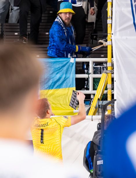 Putin-huudot kuohuttivat, Suomen kapteeni Lukas Hradecky kieltäytyi huudattamasta faneja – pelaa venäläisen oligarkin joukkueessa 2 Putin-huudot kuohuttivat, Suomen kapteeni Lukas Hradecky kieltäytyi huudattamasta faneja – pelaa venäläisen oligarkin joukkueessa 1