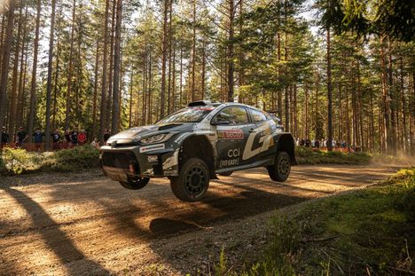Toyotan johtaja Akio Toyoda pilkkasi Jari-Matti Latvalaa rallivoiton jälkeen 5