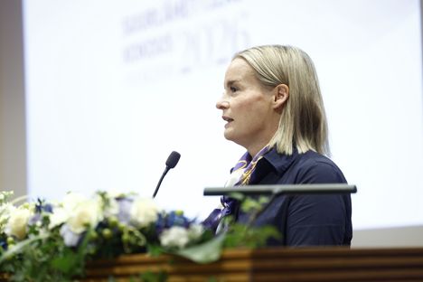 Riikka Purralta uusi avaus 1