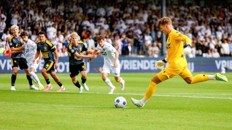 Ronald Koeman Jr teki historian: ensimmäinen maalivahti Eredivisiessä kahdella maalilla samassa ottelussa 2 Ronald Koeman Jr teki historian: ensimmäinen maalivahti Eredivisiessä kahdella maalilla samassa ottelussa 1