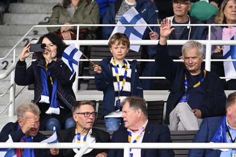 Ruotsi-ottelu: Riku Illukan päivä oli aluksi vaisu – presidentti Niinistö kutsui juoksijan tapaamaan pientä fania 2 Ruotsi-ottelu: Riku Illukan päivä oli aluksi vaisu – presidentti Niinistö kutsui juoksijan tapaamaan pientä fania 1