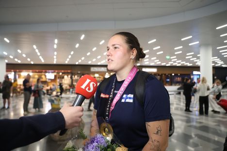 Suora lähetys: Silja Kosonen palaa Suomeen 2 Suora lähetys: Silja Kosonen palaa Suomeen 1