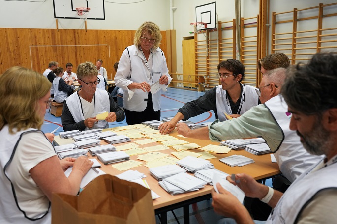 Ruotsin oppositio johtaa vaaleja yhdellä paikkavälillä, kun 99 prosenttia äänistä on laskettu 2 Ruotsin oppositio johtaa vaaleja yhdellä paikkavälillä, kun 99 prosenttia äänistä on laskettu 1