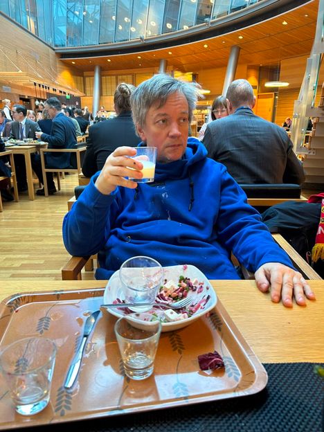 Teemu Keskisarja hämmästelee kansanedustajien ”kahden täyden päivän viikkoa” – yksi palkkio menee yli ymmärryksen 3