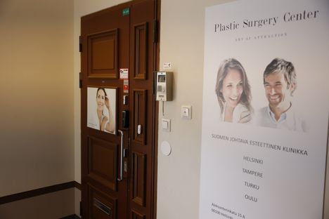 Plastic Surgery Centerin klinikoilla torstaina – valkoinen Ferrari poistui paikalta 8 Plastic Surgery Centerin klinikoilla torstaina – valkoinen Ferrari poistui paikalta 7