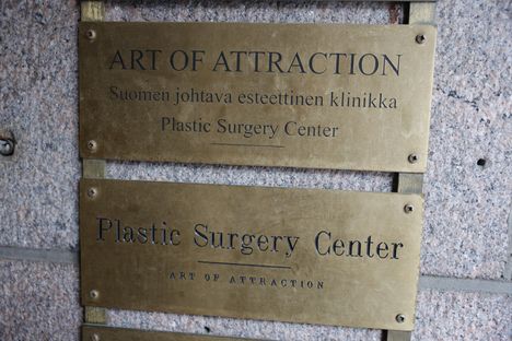 Plastic Surgery Centerin klinikoilla torstaina – valkoinen Ferrari poistui paikalta 4 Plastic Surgery Centerin klinikoilla torstaina – valkoinen Ferrari poistui paikalta 3