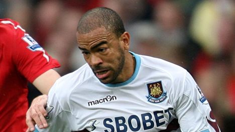 Southend Unitedin valmentaja Kieron Dyer yllätti lehdistötilaisuuden Michael Jackson -vedätyksellä 1