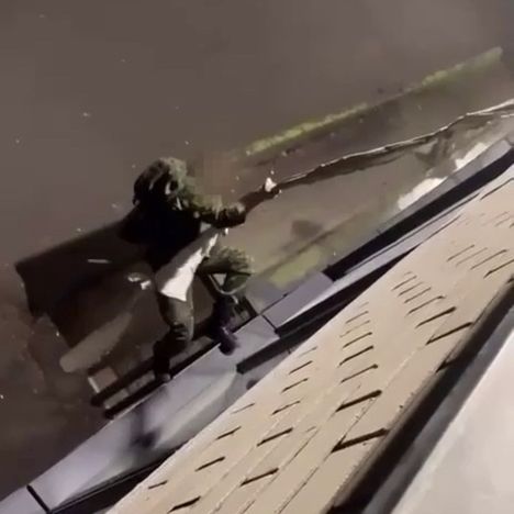 Varusmies karkasi tuvasta ikkunasta köyttä pitkin Porin prikaatissa 1