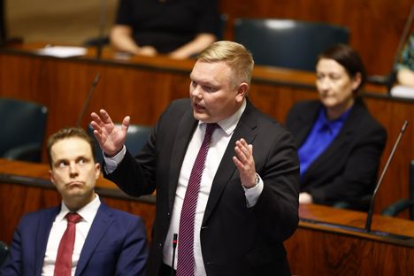 Velkajarru kohtaa laajaa kritiikkiä – oppositiopuolueet pysyvät sopimuksessa 3 Keskustan Antti Kurvinen sanoo, ettei eri sopeutuskeinoja pidä sulkea ulos liian varhain.