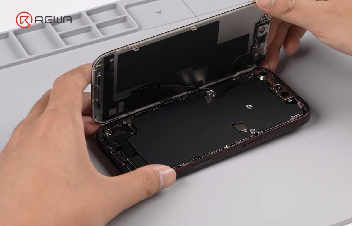 Videolla: iPhone 18 Pron purku paljasti kolme keskeistä muutosta 6 Videolla: iPhone 18 Pron purku paljasti kolme keskeistä muutosta 5