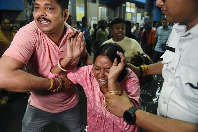 17 kuollut ja useita loukkaantunut Kolkatain tulvakatastrofissa Durga-pujan aikana 1