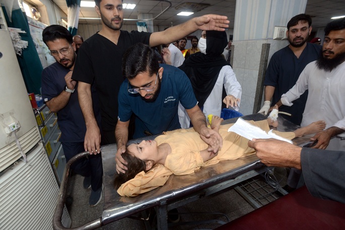 33 kuollut koulun katon sortuessa Pakistanissa 1