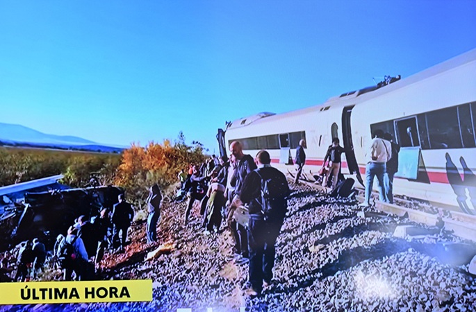 64 kuollut junaturmassa Espanjassa 2 64 kuollut junaturmassa Espanjassa 1