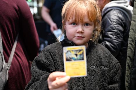 Pokémon-korttien harrastajat täyttivät Triplassa: aikuiset ja lapset kilpailivat harvinaisista korteista 10 Pokémon-korttien harrastajat täyttivät Triplassa: aikuiset ja lapset kilpailivat harvinaisista korteista 9