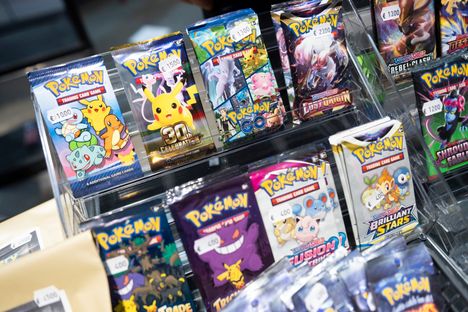 Pokémon-korttien harrastajat täyttivät Triplassa: aikuiset ja lapset kilpailivat harvinaisista korteista 8 Pokémon-korttien harrastajat täyttivät Triplassa: aikuiset ja lapset kilpailivat harvinaisista korteista 7