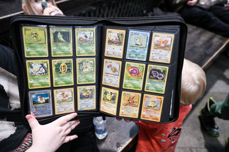 Pokémon-korttien harrastajat täyttivät Triplassa: aikuiset ja lapset kilpailivat harvinaisista korteista 4 Pokémon-korttien harrastajat täyttivät Triplassa: aikuiset ja lapset kilpailivat harvinaisista korteista 3