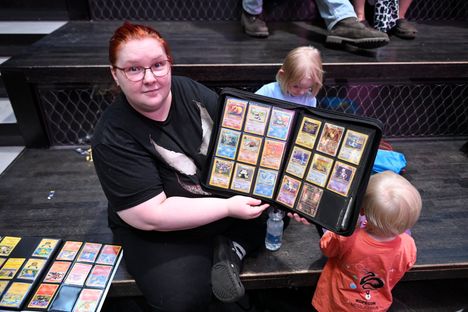 Pokémon-korttien harrastajat täyttivät Triplassa: aikuiset ja lapset kilpailivat harvinaisista korteista 2 Pokémon-korttien harrastajat täyttivät Triplassa: aikuiset ja lapset kilpailivat harvinaisista korteista 1