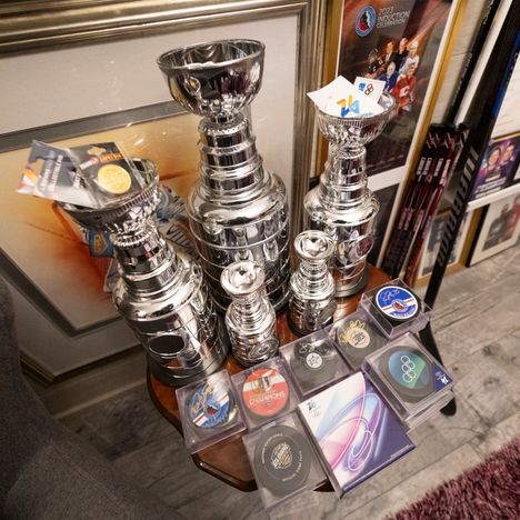 Apteekkari Petri Mäenkoski on käyttänyt satoja tuhansia euroja jääkiekko- ja Metallica-kokoelmiinsa 13