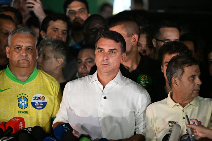 Bolsonaro määrätään luovuttamaan passit, mutta ei kotimaasta poistumiskieltoa 2 Bolsonaro määrätään luovuttamaan passit, mutta ei kotimaasta poistumiskieltoa 1