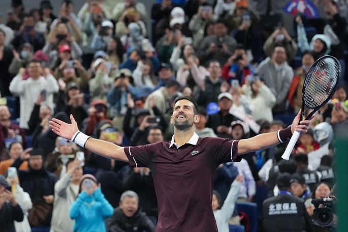 Djokovic voitti Zverevin ja jatkoi voitokasta putkeaan Kiinan avoimissa 2 Djokovic voitti Zverevin ja jatkoi voitokasta putkeaan Kiinan avoimissa 1