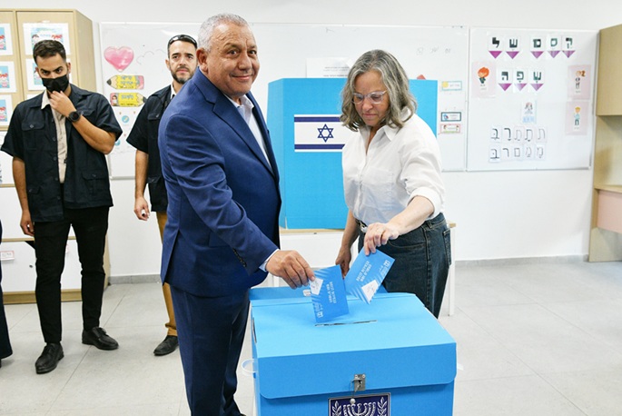 Eisenkot valmis muodostamaan hallituksen, kun ulostuloäänestykset osoittavat Israelin vaalikriisin 2 Eisenkot valmis muodostamaan hallituksen, kun ulostuloäänestykset osoittavat Israelin vaalikriisin 1