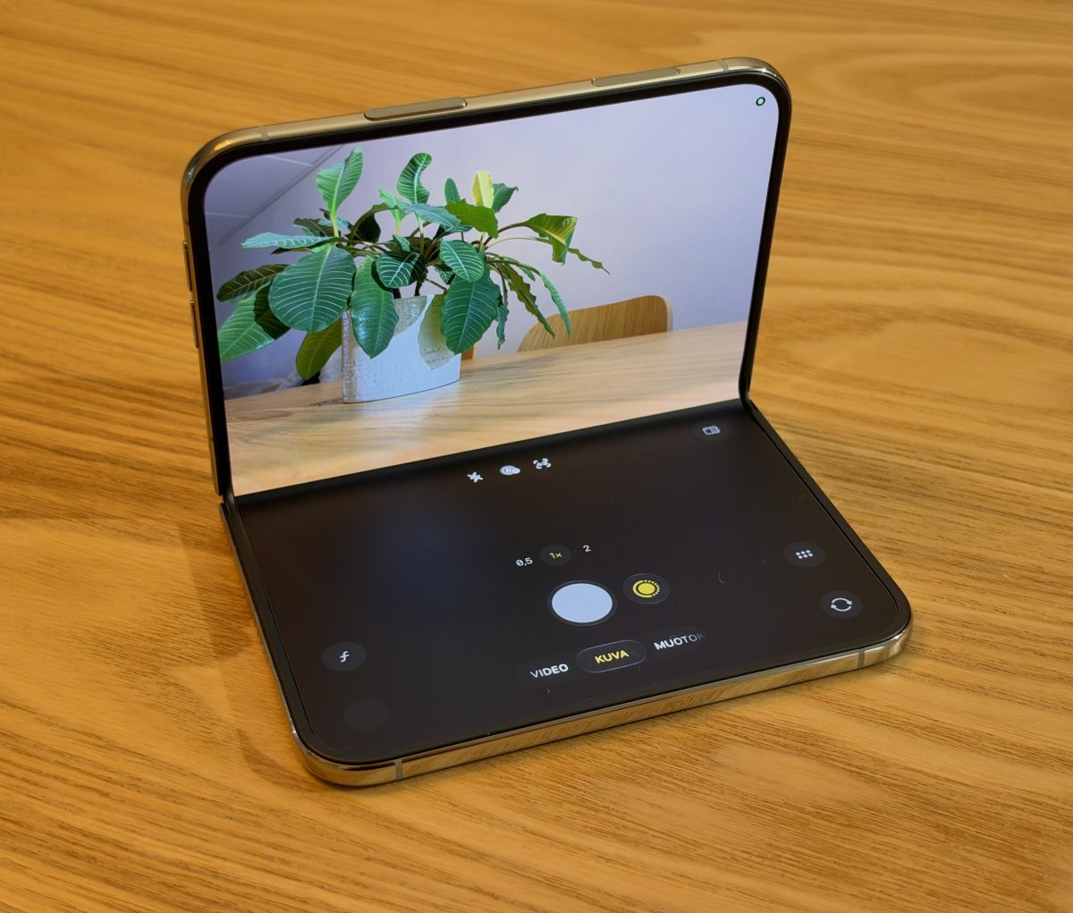Ensituntumat taittuvasta iPhone Duosta: Applen uutuus on onnistunut mutta vaatii myös uuteen tottumista 42 Ensituntumat taittuvasta iPhone Duosta: Applen uutuus on onnistunut mutta vaatii myös uuteen tottumista 41
